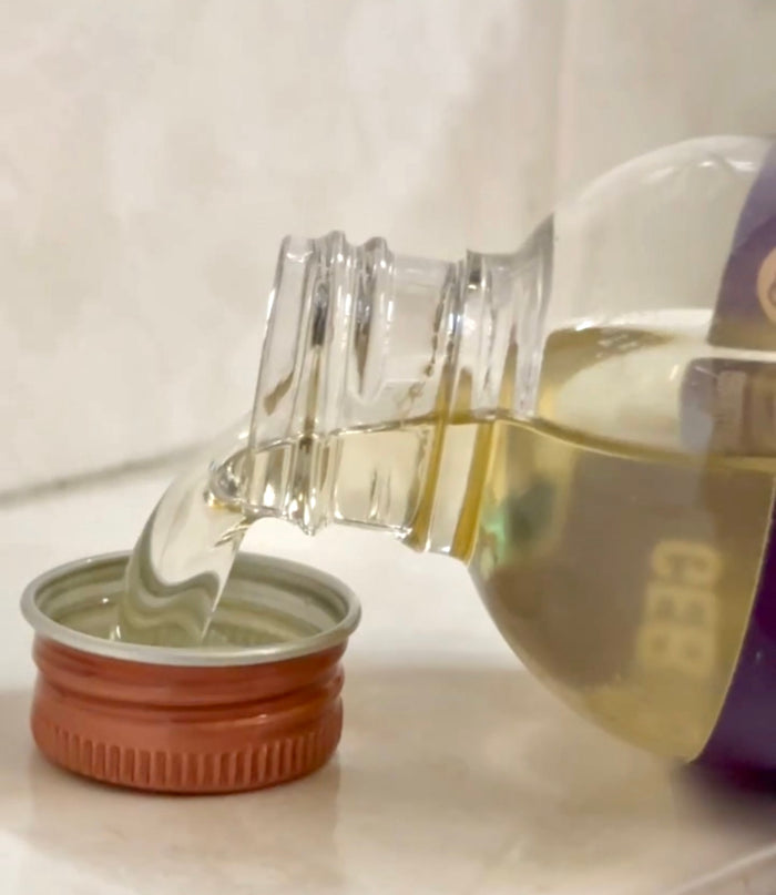 Gießbares Öl (klare Tropfen), Produkt in Glasflasche.